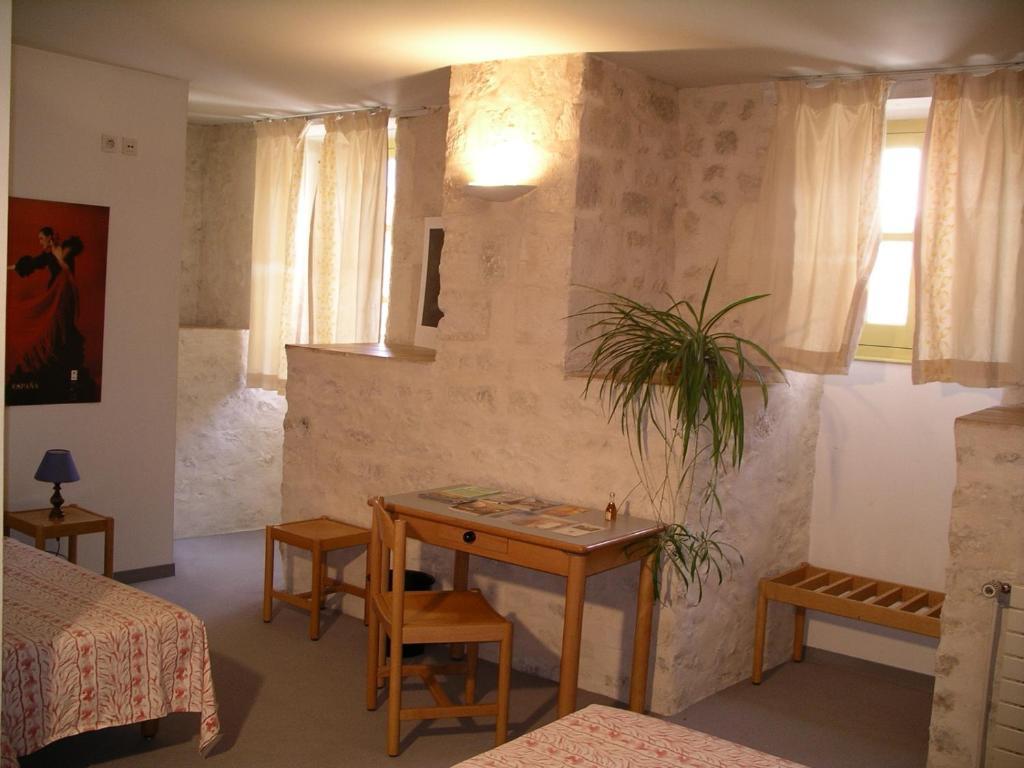 Abbaye Royale Hotel Saint-Jean-dʼAngély Kamer foto