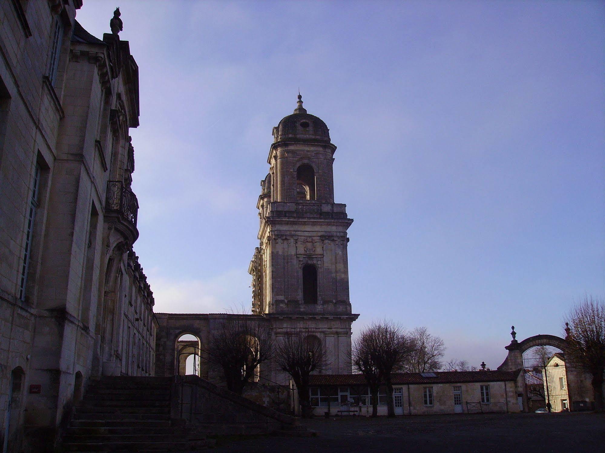 Abbaye Royale Hotel Saint-Jean-dʼAngély Buitenkant foto