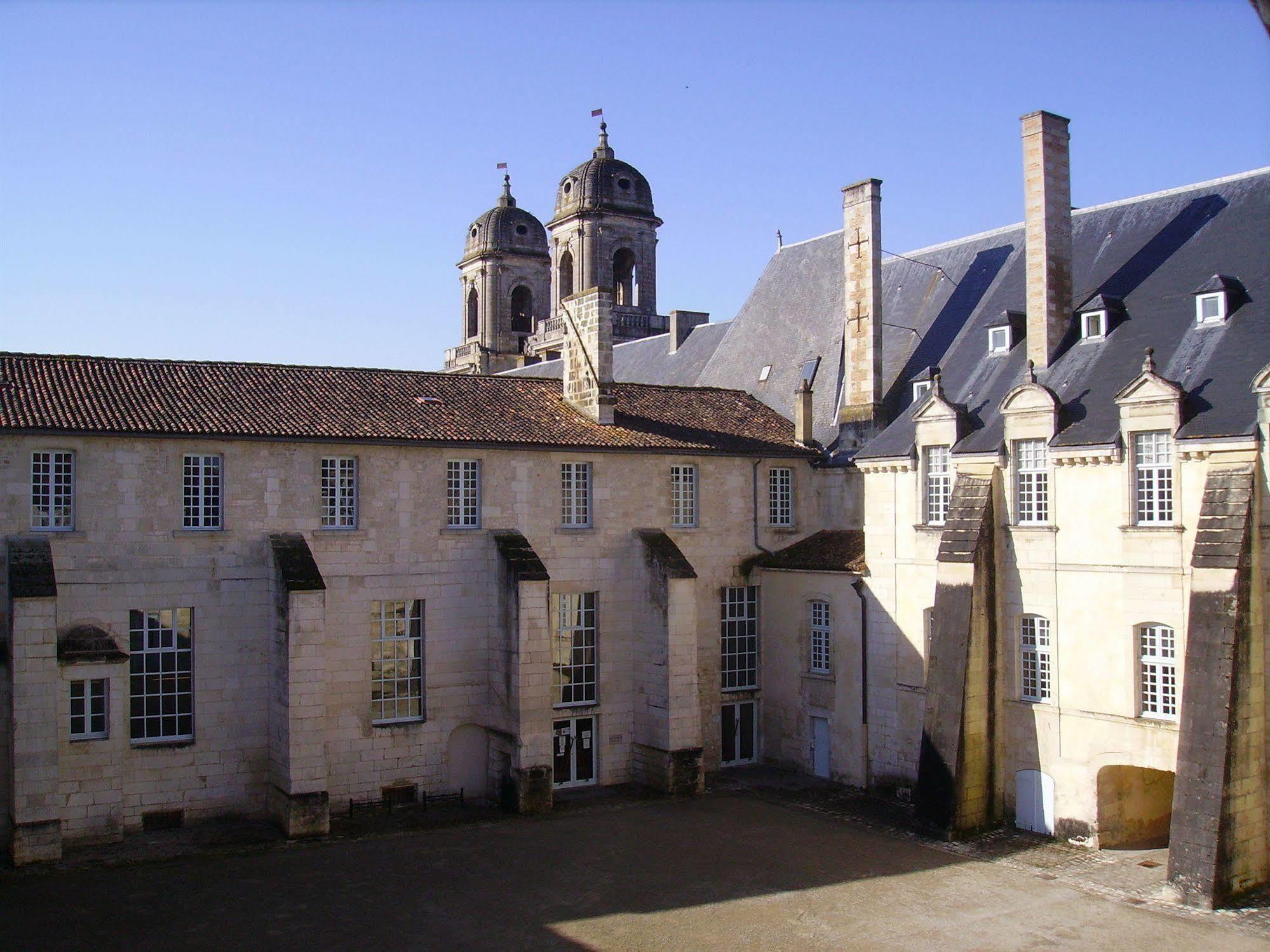 Abbaye Royale Hotel Saint-Jean-dʼAngély Buitenkant foto