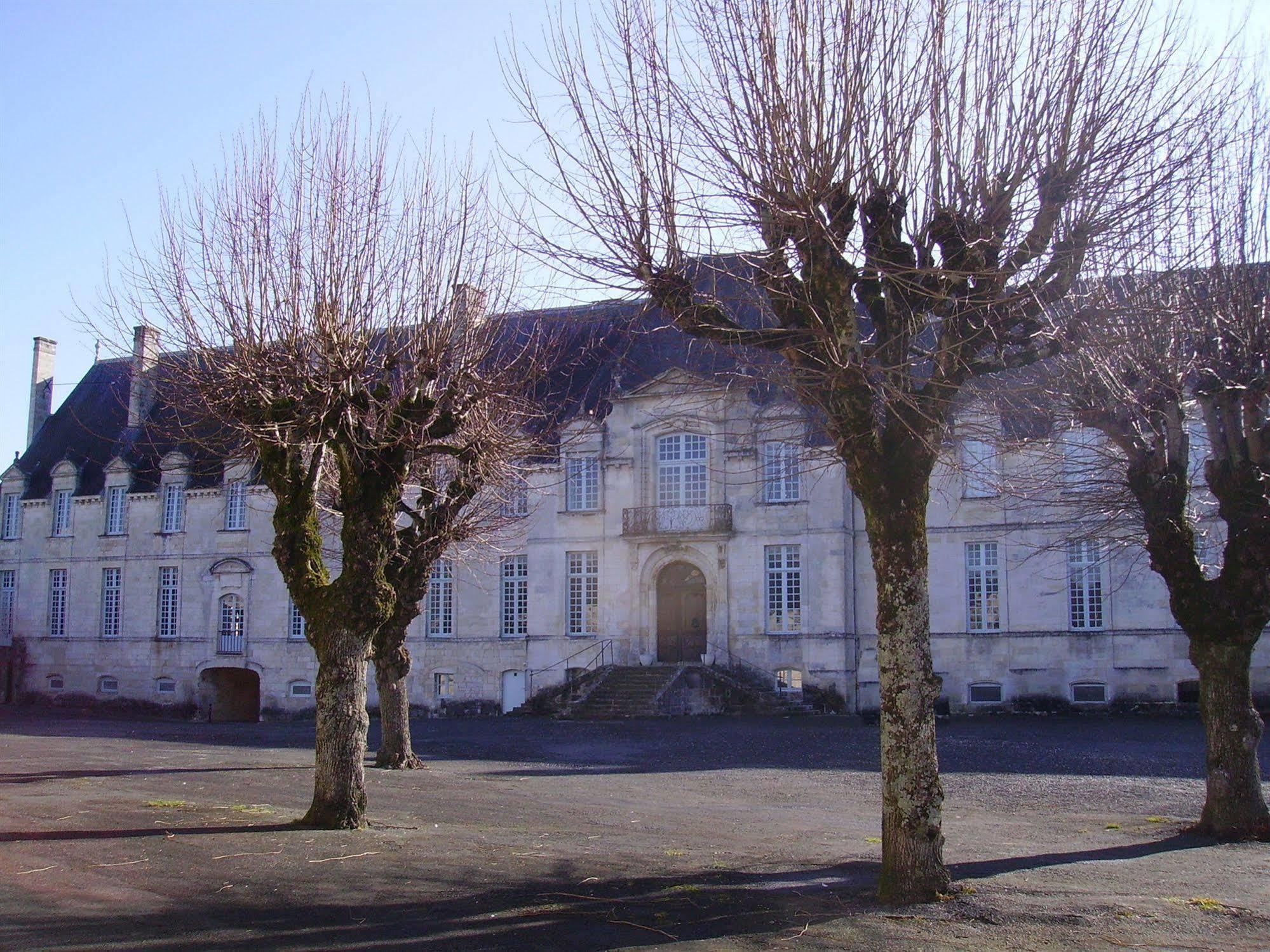Abbaye Royale Hotel Saint-Jean-dʼAngély Buitenkant foto