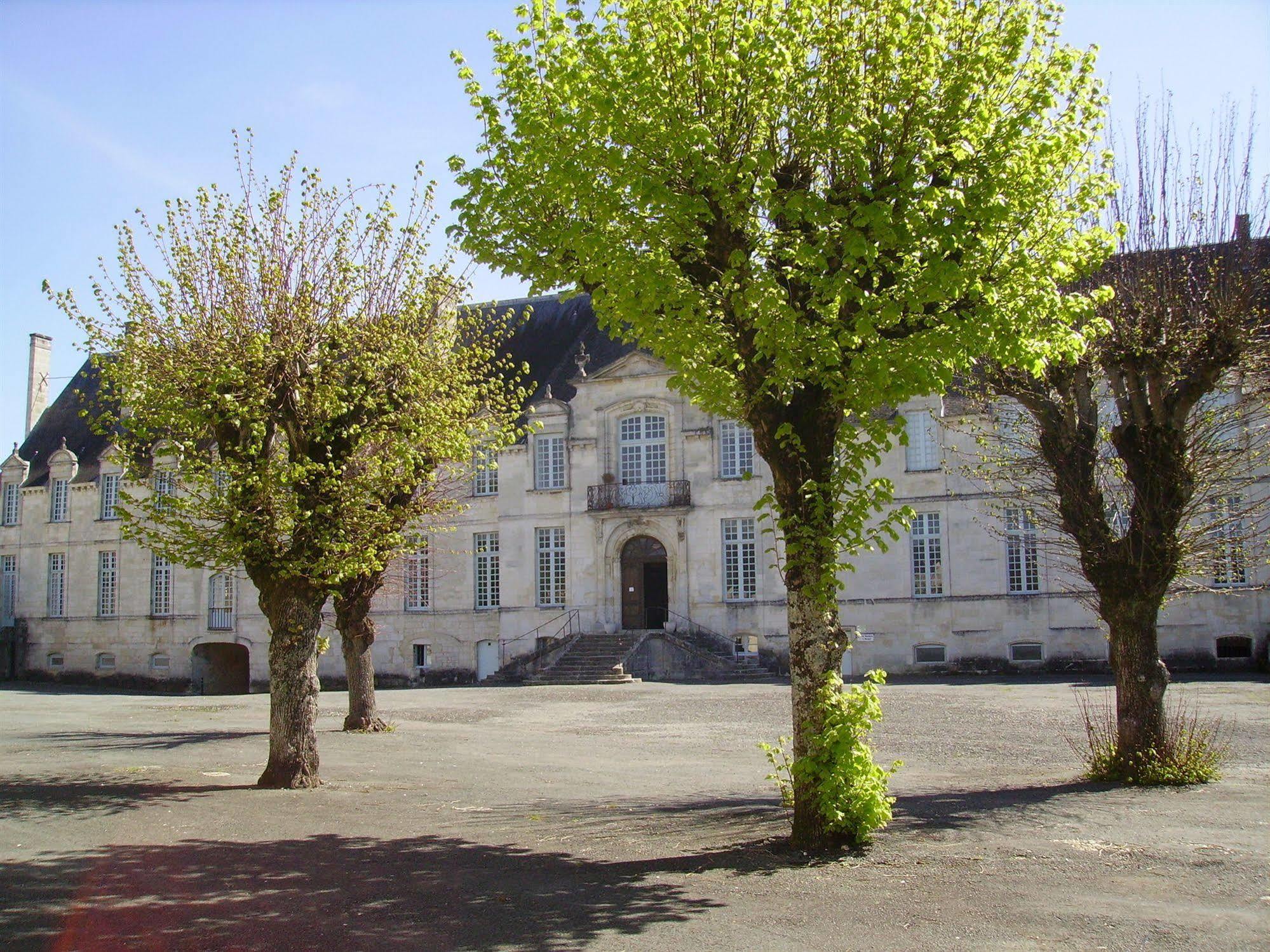 Abbaye Royale Hotel Saint-Jean-dʼAngély Buitenkant foto
