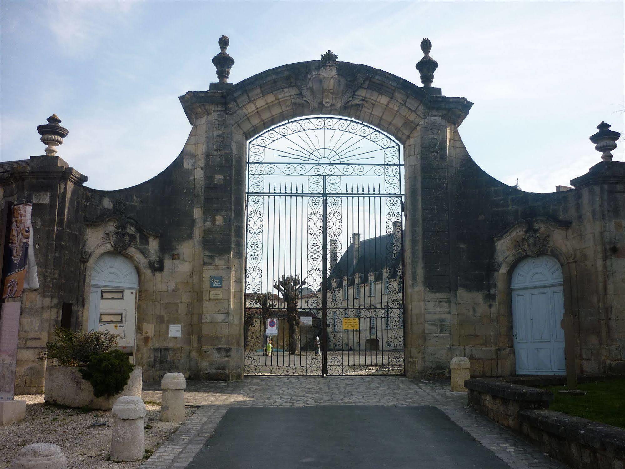 Abbaye Royale Hotel Saint-Jean-dʼAngély Buitenkant foto