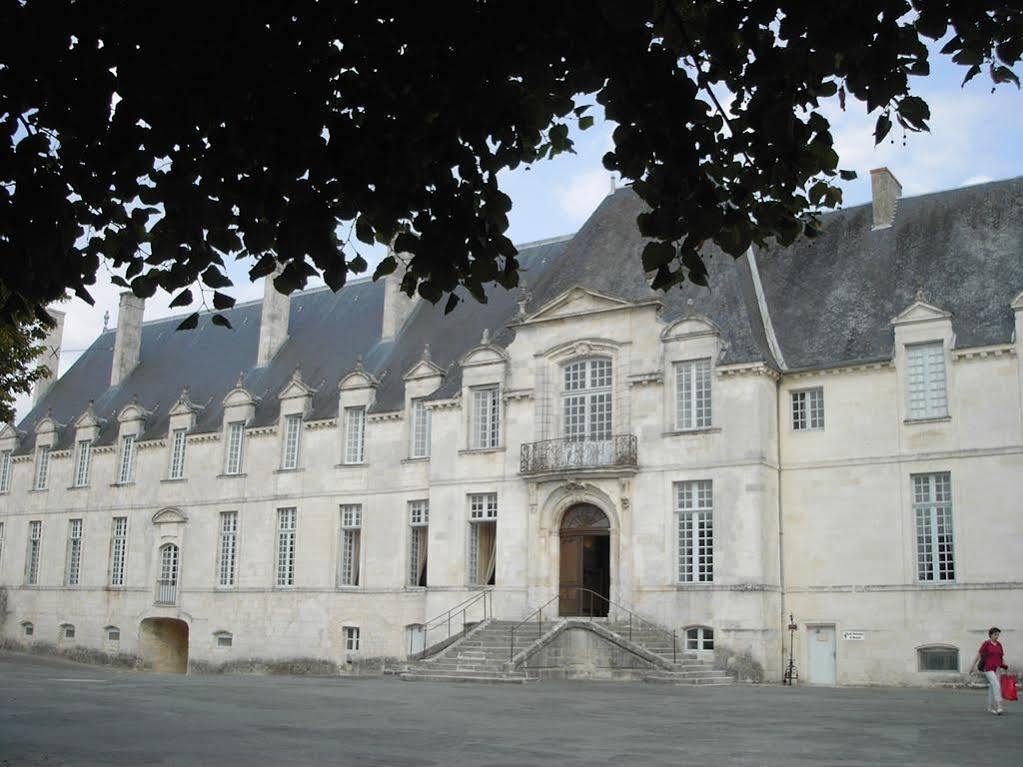Abbaye Royale Hotel Saint-Jean-dʼAngély Buitenkant foto